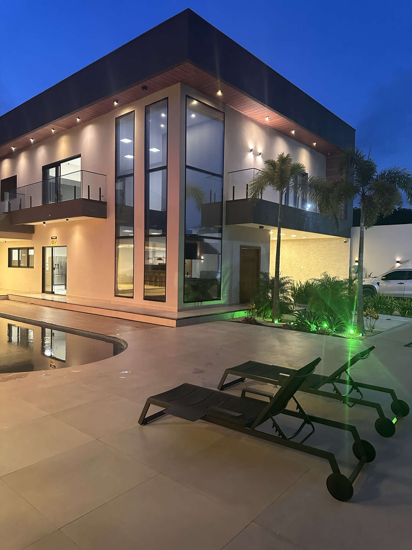 Fachada noturna iluminada